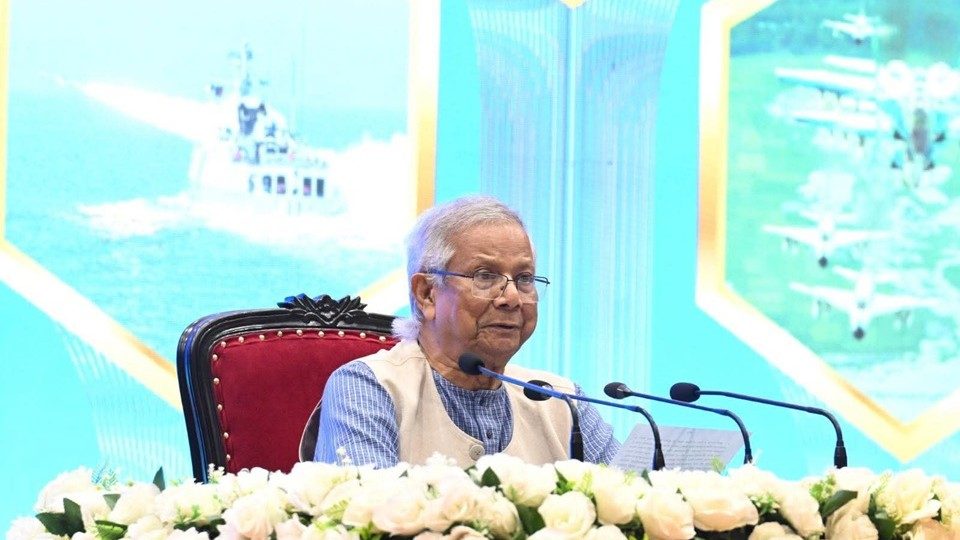 প্রধান উপদেষ্টা অধ্যাপক ড. মুহাম্মদ ইউনূস সশস্ত্র বাহিনী দিবস ২০২৫ উপলক্ষে শুক্রবার ঢাকার সেনানিবাসে খেতাবপ্রাপ্ত বীর মুক্তিযোদ্ধা ও তাদের উত্তরাধিকারীদের সংবর্ধনা অনুষ্ঠানে বক্তব্য দেন। ছবি : প্রধান উপদেষ্টার ফেইসবুক