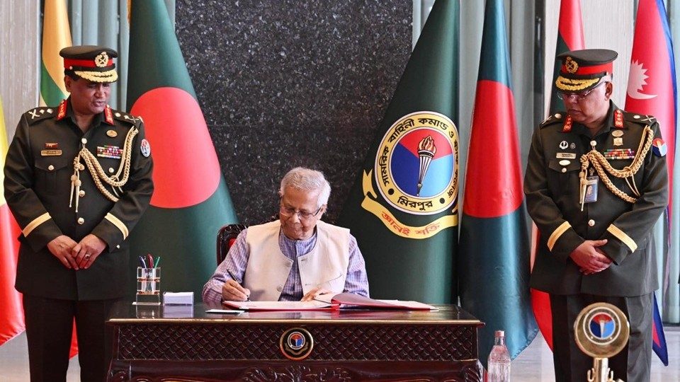 বুধবার মিরপুর সেনানিবাসে ডিএসসিএসসি কমপ্লেক্সে সামরিক বাহিনী কমান্ড ও স্টাফ কলেজ পরিদর্শন বইয়ে স্বাক্ষর করেন প্রধান উপদেষ্টা অধ্যাপক ড. মুহাম্মদ ইউনূস। ছবি : প্রধান উপদেষ্টার ফেইসবুক