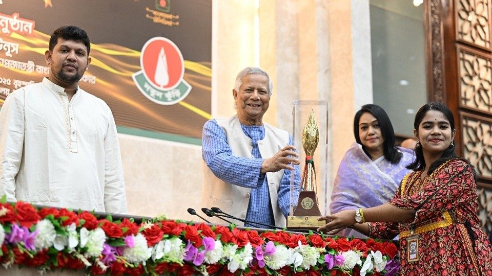 প্রধান উপদেষ্টা কার্যালয়ের শাপলা হলে বৃহস্পতিবার ‘নতুন কুঁড়ি ২০২৫’-এর পুরস্কার বিতরণ অনুষ্ঠানে বিজয়ীদের হাতে পুরস্কার তুলে দেন প্রধান উপদেষ্টা অধ্যাপক ড. মুহাম্মদ ইউনূস। ছবি : প্রধান উপদেষ্টার প্রেস উইং