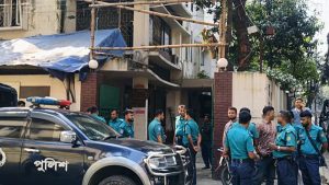 ককটেল বিস্ফোরণের পর মোহাম্মদপুরে প্রবর্তনার সামনে পুলিশ। সোমবার সকালে। ছবি : প্রথম আলো