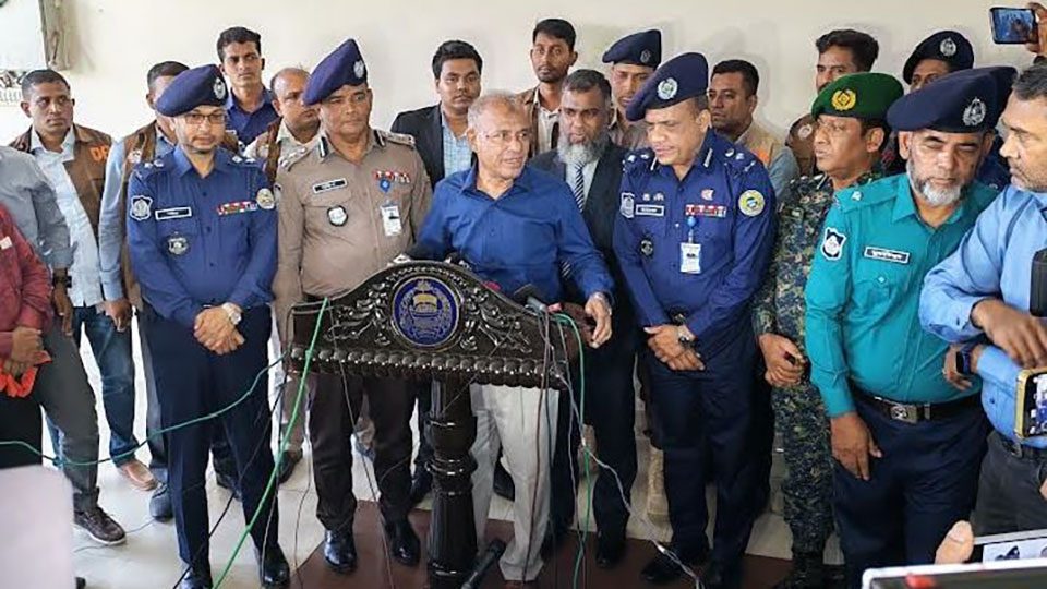 স্বরাষ্ট্র উপদেষ্টা মো. জাহাঙ্গীর আলম চৌধুরী রবিবার বরিশাল জেলা পুলিশ লাইন্স পরিদর্শন ও আইনশৃঙ্খলা বাহিনীসহ মাঠ প্রশাসনের শীর্ষ কর্মকর্তাদের সঙ্গে বৈঠক শেষে সাংবাদিকদের সাথে কথা বলেন। ছবি : বাসস