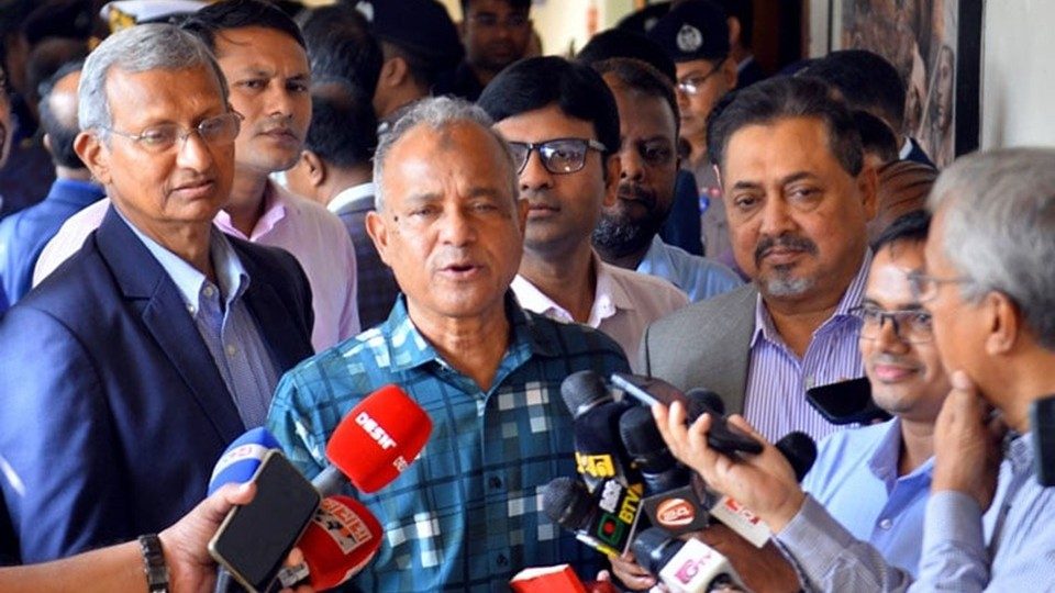 স্বরাষ্ট্র উপদেষ্টা মো. জাহাঙ্গীর আলম চৌধুরী বুধবার সকালে বাংলাদেশ সচিবালয়ে স্বরাষ্ট্র মন্ত্রণালয়ের সম্মেলন কক্ষে মহান বিজয় দিবস-২০২৫ যথাযোগ্য মর্যাদায় উদযাপনের লক্ষ্যে অনুষ্ঠিত আন্তঃমন্ত্রণালয় সভা শেষে সাংবাদিকদের ব্রিফিং করেন। ছবি : বাসস