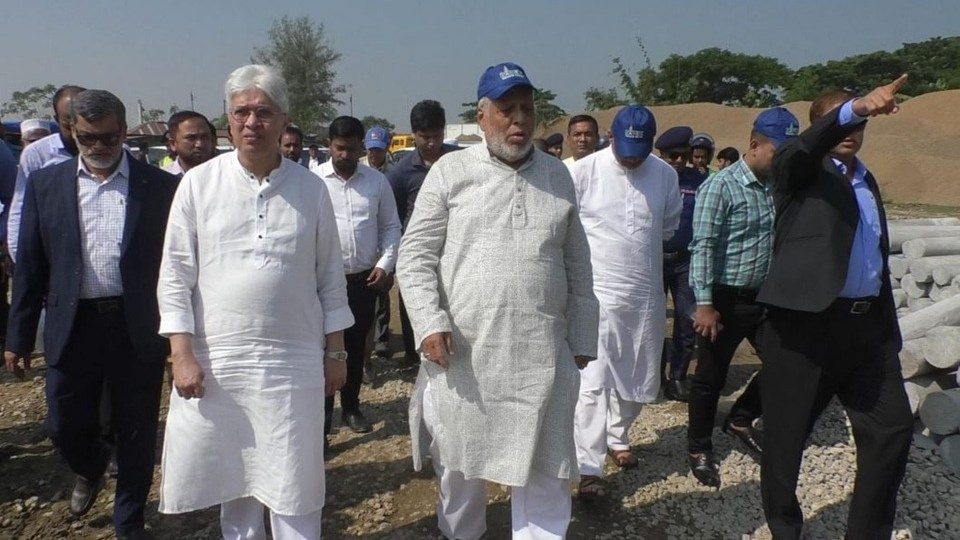 শিল্প উপদেষ্টা আদিলুর রহমান খান শুক্রবার ভোলায় প্রস্তাবিত ইউরিয়া সার কারখানার স্থাপনযোগ্য দুটি স্থান পরিদর্শন করেন। ছবি : বাসস