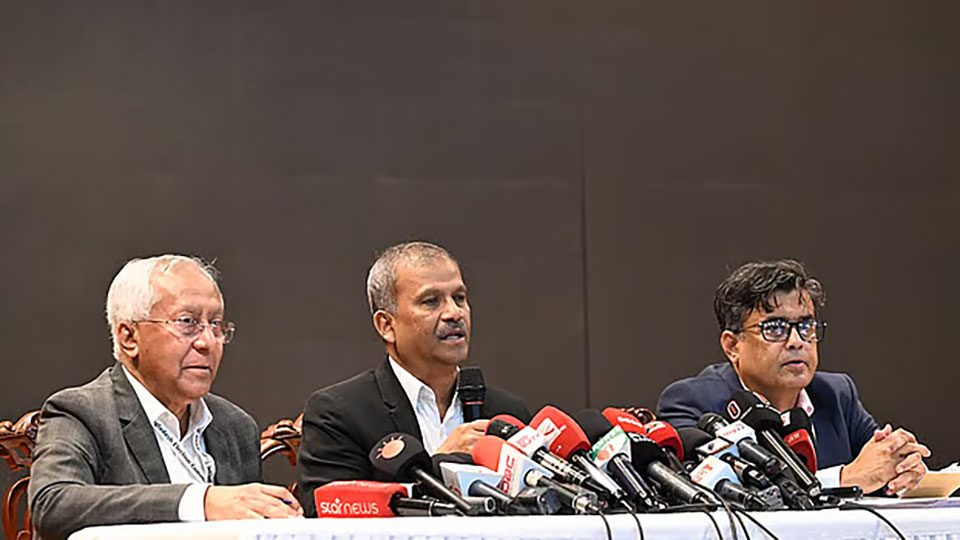 সংবাদ সম্মেলনে আইন উপদেষ্টা অধ্যাপক আসিফ নজরুল। মঙ্গলবার বিকালে রাজধানীর ফরেইন সার্ভিস একাডেমিতে। ছবি : প্রধান উপদেষ্টার প্রেস উইং