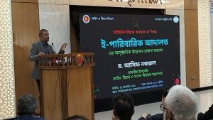 আইন উপদেষ্টা আসিফ নজরুল সোমবার ঢাকা মহানগর আদালতে ই-পারিবারিক আদালত কার্যক্রম উদ্বোধন অনুষ্ঠানে বক্তব্য দেন। ছবি : বাসস