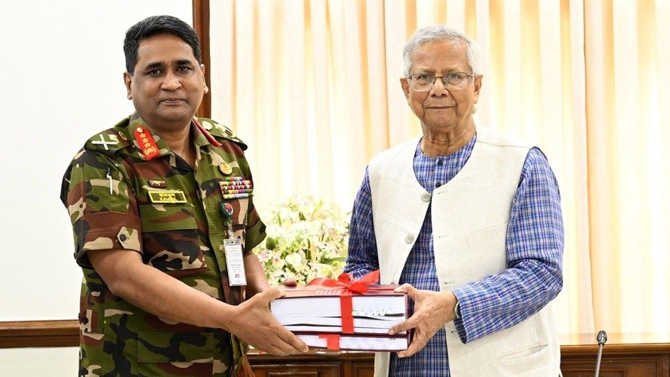 তদন্ত কমিটির প্রধান সশস্ত্র বাহিনী বিভাগের পিএসও লেফটেন্যান্ট জেনারেল এসএম কামরুল হাসান রাষ্ট্রীয় অতিথি ভবন যমুনায় প্রধান উপদেষ্টার কাছে আনুষ্ঠানিকভাবে তদন্ত প্রতিবেদন হস্তান্তর করেন। ছবি : প্রধান উপদেষ্টার প্রেস উইং