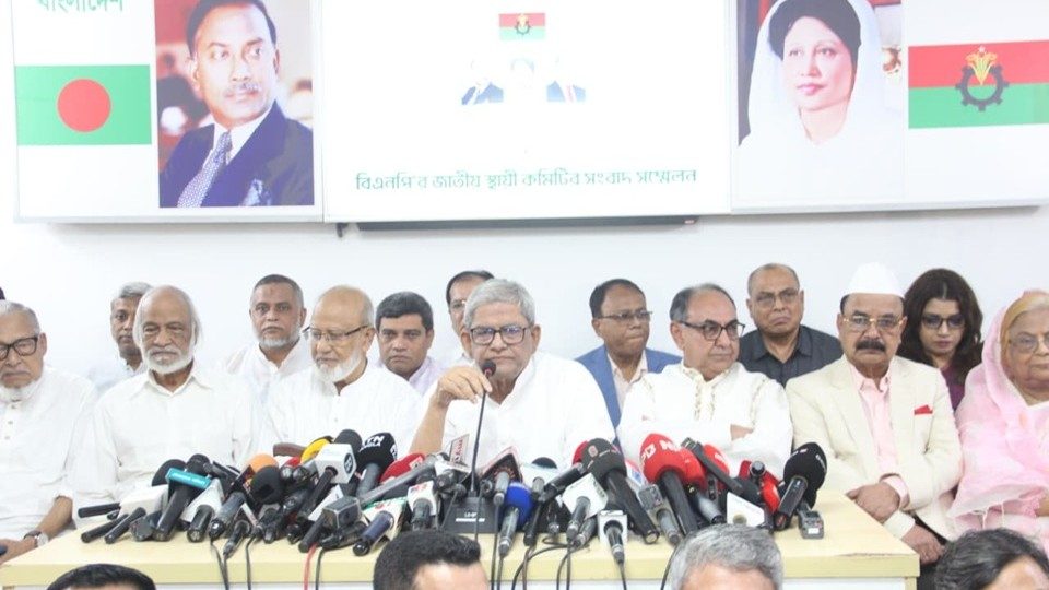 রাজধানীর গুলশানে বিএনপি চেয়ারপারসনের কার্যালয়ে সোমবার সন্ধ্যায় সংবাদ সম্মেলনে দলটির মহাসচিব মির্জা ফখরুল ইসলাম আলমগীর আনুষ্ঠানিকভাবে প্রার্থী তালিকা ঘোষণা করেন। ছবি: বাসস