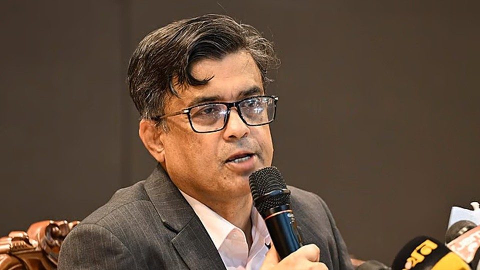 প্রধান উপদেষ্টার প্রেস সচিব শফিকুল আলম সংবাদ সম্মেলনে উপদেষ্টা পরিষদের বৈঠকে আলোচনার বিষয়বস্তু সাংবাদিকদের কাছে তুলে ধরেন। বৃহস্পতিবার রাজধানীর ফরেইন সার্ভিস একাডেমিতে। ছবি : পিআইডি