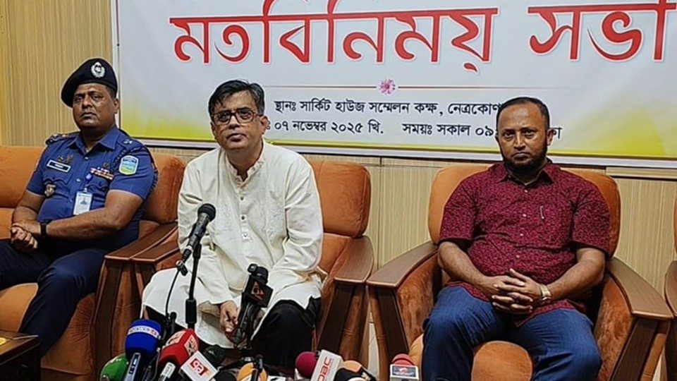 প্রধান উপদেষ্টার প্রেস সচিব শফিকুল আলম শুক্রবার সকালে নেত্রকোণা সার্কিট হাউজে সাংবাদিকদের সঙ্গে আয়োজিত মতবিনিময় সভায় বক্তব্য রাখেন। ছবি : বাসস