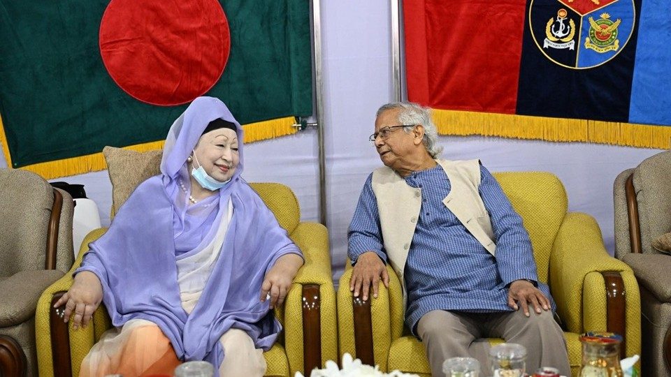 শুক্রবার সেনানিবাসে সশস্ত্র বাহিনী দিবসে প্রধান উপদেষ্টা অধ্যাপক ড. মুহাম্মদ ইউনূস ও বিএনপি চেয়ারপারসন বেগম খালেদা জিয়া পারস্পরিক সৌজন্য বিনিময় করেন। ছবি : প্রধান উপদেষ্টার ফেইসবুক