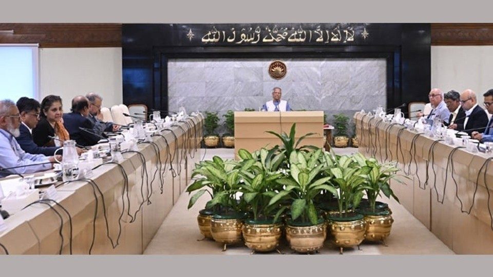 সোমবার প্রধান উপদেষ্টার কার্যালয়ে প্রধান উপদেষ্টা অধ্যাপক ড. মুহাম্মদ ইউনূসের সভাপতিত্বে জরুরি সভা হয়। ছবি : প্রধান উপদেষ্টার প্রেস উইং