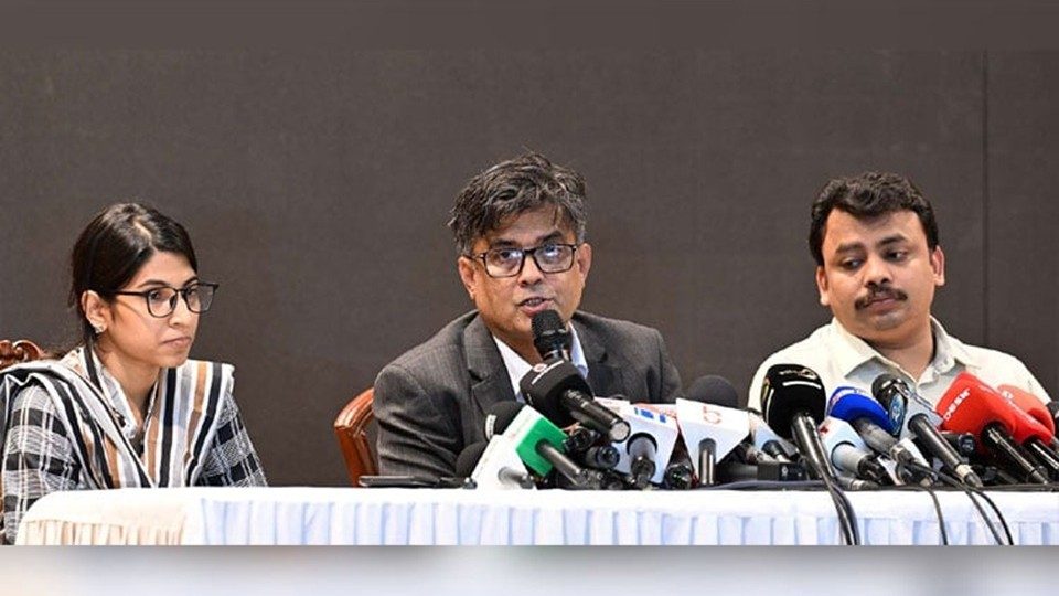 বৃহস্পতিবার উপদেষ্টা পরিষদের বৈঠক শেষে সংবাদ সম্মেলনে প্রধান উপদেষ্টার প্রেস সচিব শফিকুল আলম। ছবি : পিআইডি