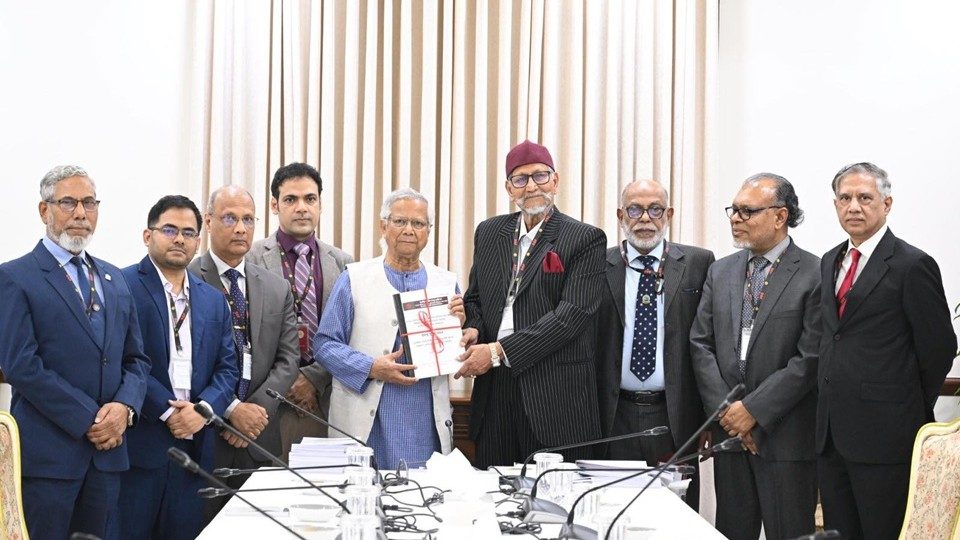বিডিআর বিদ্রোহ হত্যাযজ্ঞের ঘটনা তদন্তের জন্য গঠিত জাতীয় স্বাধীন তদন্ত কমিশন রোববার প্রধান উপদেষ্টা অধ্যাপক ড. ইউনূসের কাছে তাদের প্রতিবেদন জমা দিয়েছে। ছবি : প্রধান উপদেষ্টার প্রেস উইং