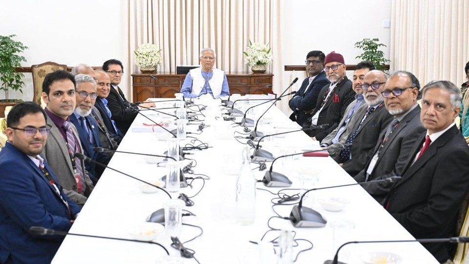 বিডিআর বিদ্রোহ হত্যাযজ্ঞের ঘটনা তদন্তের জন্য গঠিত জাতীয় স্বাধীন তদন্ত কমিশন রোববার প্রধান উপদেষ্টা অধ্যাপক ড. মুহাম্মদ ইউনূসের কাছে তাদের প্রতিবেদন জমা দিয়েছে। ছবি : প্রধান উপদেষ্টার প্রেস উইং