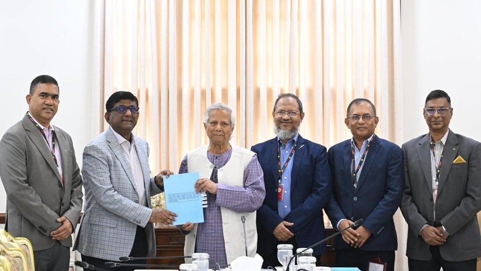 রোববার যমুনায় প্রধান উপদেষ্টার কাছে সশস্ত্র বাহিনীর বৈষম্য, বঞ্চনা, অবিচার ও প্রতিহিংসার শিকার কর্মকর্তাদের আবেদন পর্যালোচনা করে প্রতিবেদন জমা দেওয়া হয়। ছবি : সিএ প্রেস উইং