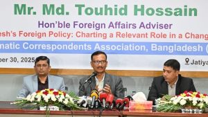 রোববার জাতীয় প্রেসক্লাবে ‘বাংলাদেশের পররাষ্ট্রনীতি: পরিবর্তনশীল বিশ্বে প্রাসঙ্গিক ভূমিকা সংজ্ঞায়ন’ শীর্ষক আলোচনা সভায় পররাষ্ট্র উপদেষ্টা তৌহিদ হোসেন। ছবি : বাসস